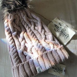 NEW cable knit lined hat with faux fur Pom-Pom